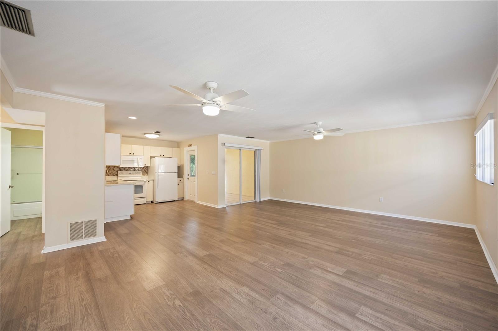 Image 11 of 61 For 409 Manatee Court 206