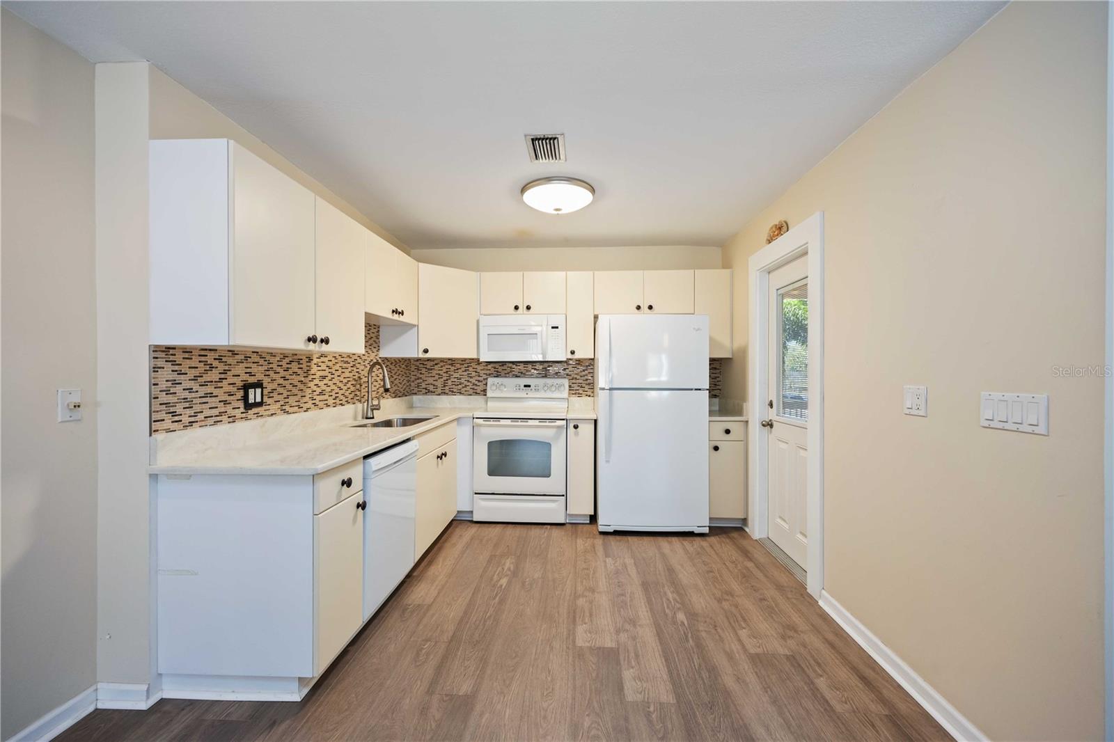 Image 13 of 61 For 409 Manatee Court 206