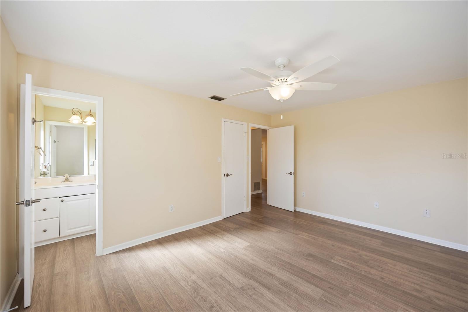 Image 16 of 61 For 409 Manatee Court 206