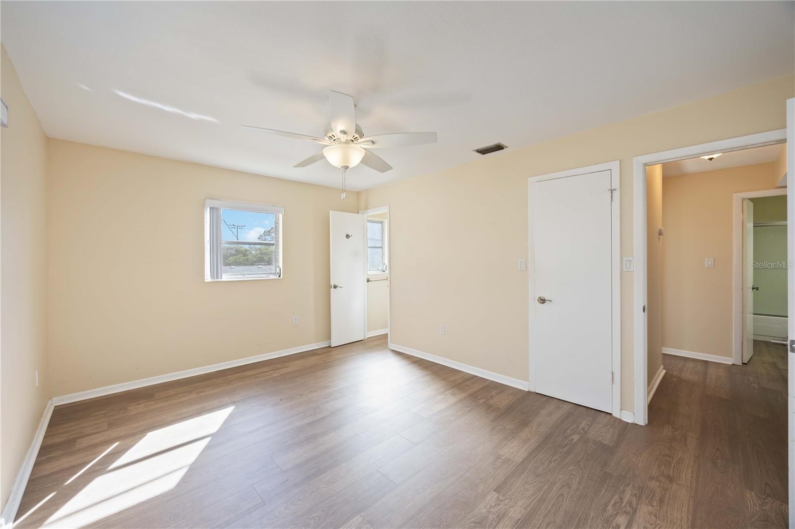 Image 17 of 61 For 409 Manatee Court 206