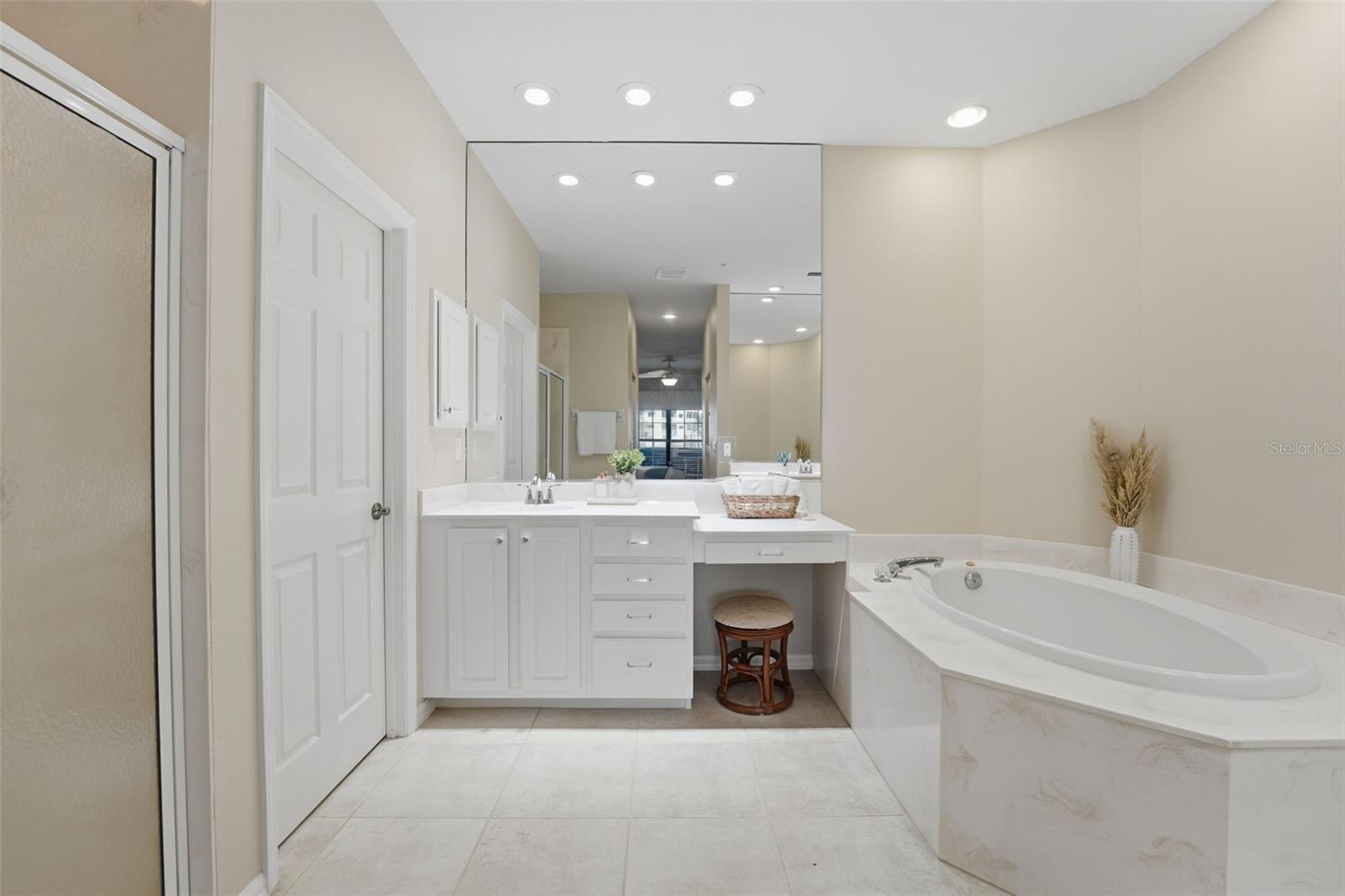 Image 19 of 33 For 291 Hidden Bay Drive 101