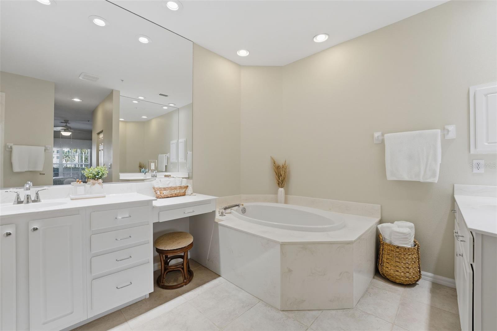 Image 4 of 33 For 291 Hidden Bay Drive 101