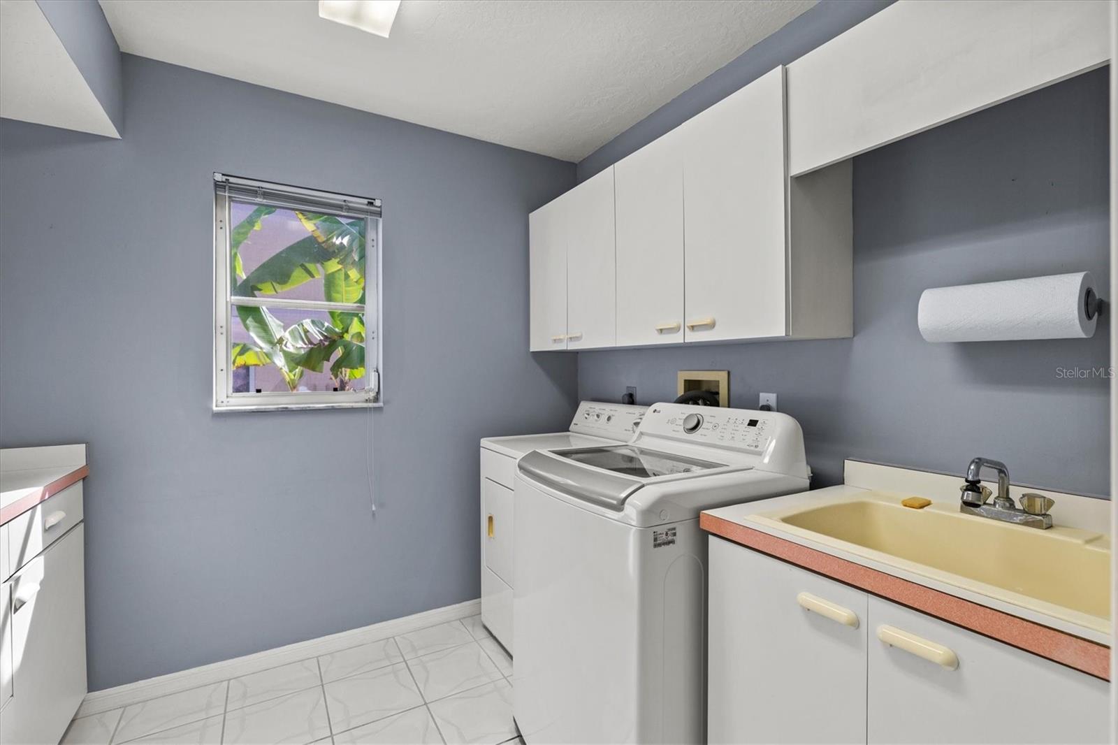 Image 43 of 71 For 905 Beckley Drive