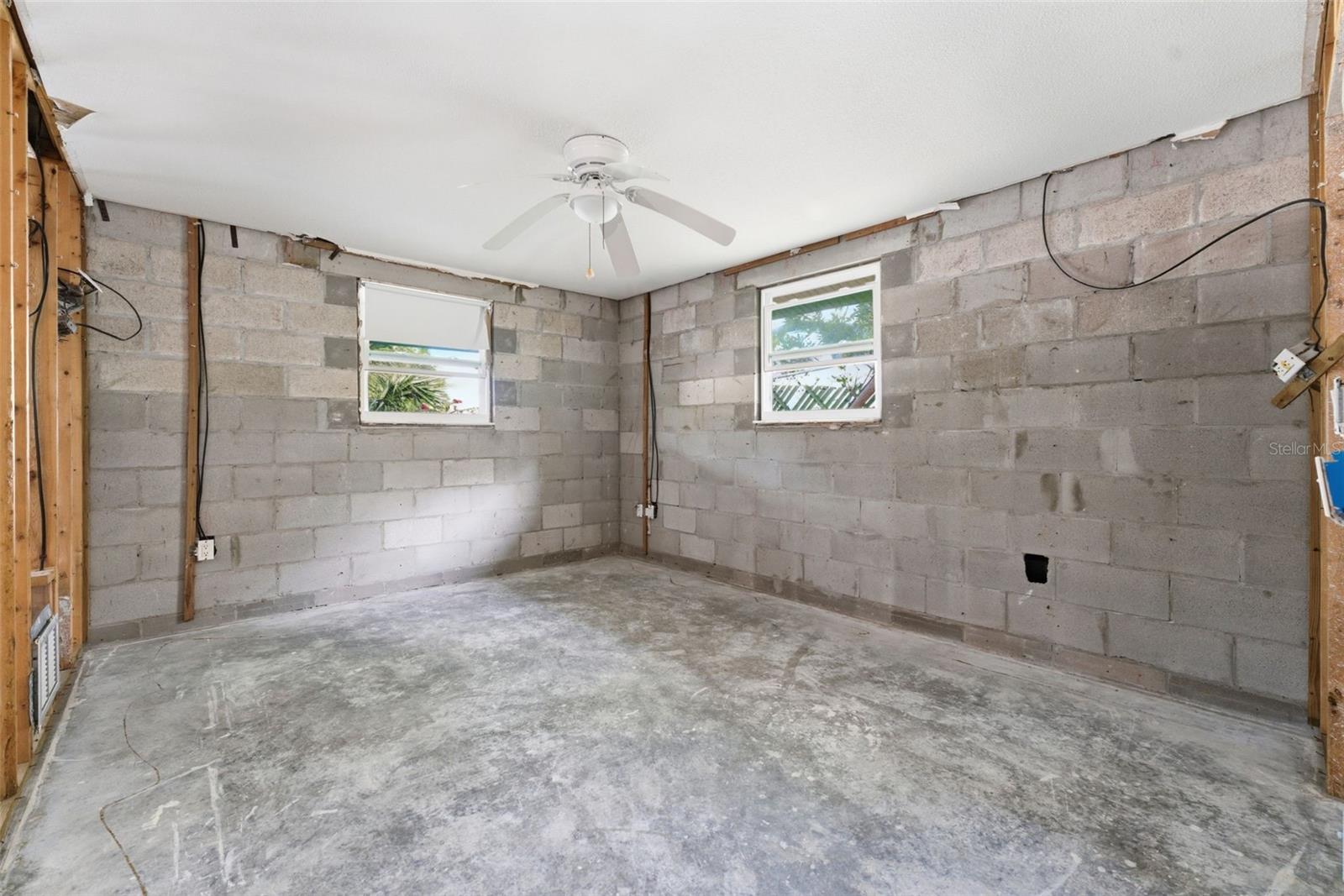 Listing photo id 14 for 1350 Holiday Drive