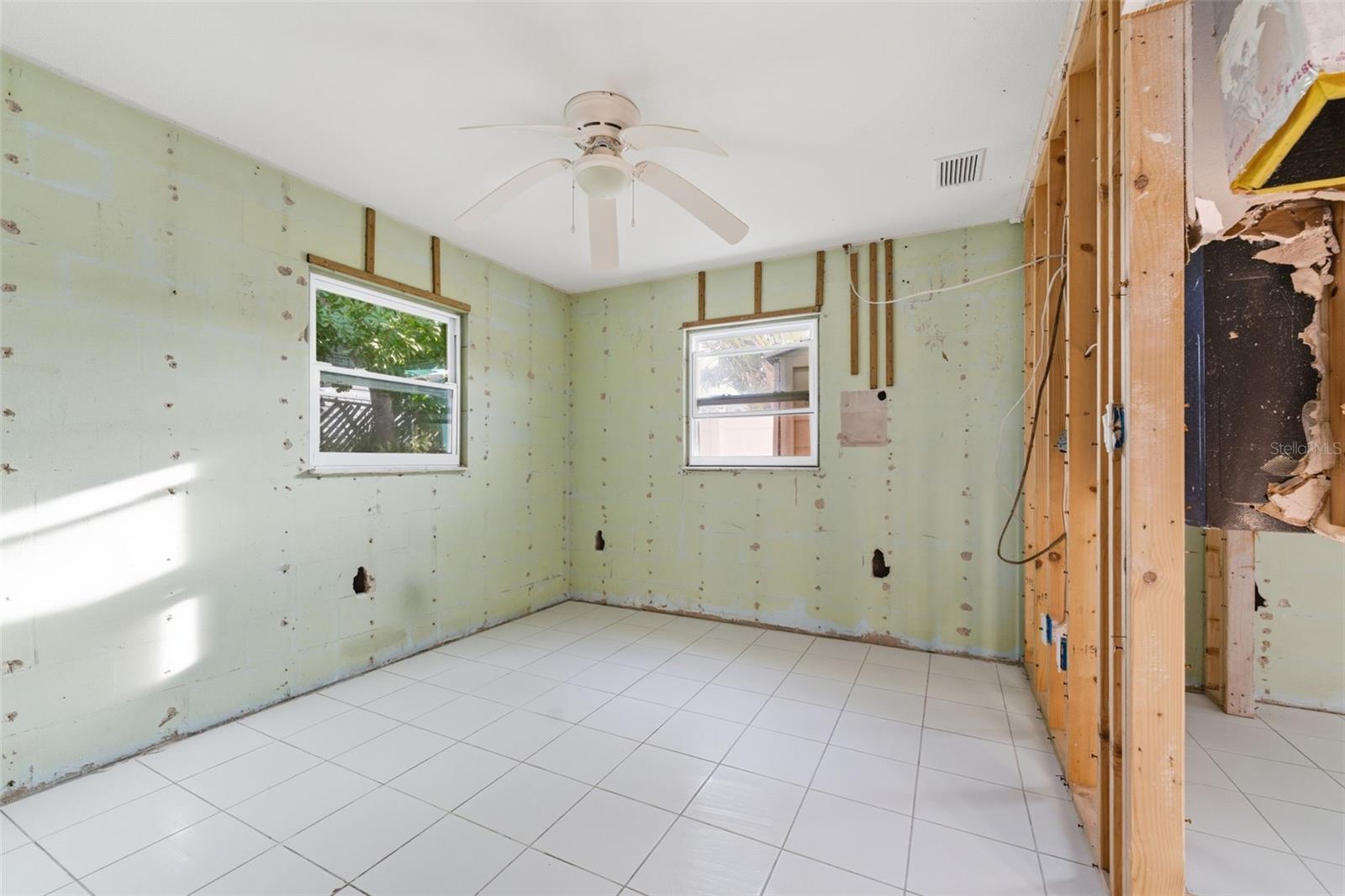 Listing photo id 22 for 1350 Holiday Drive