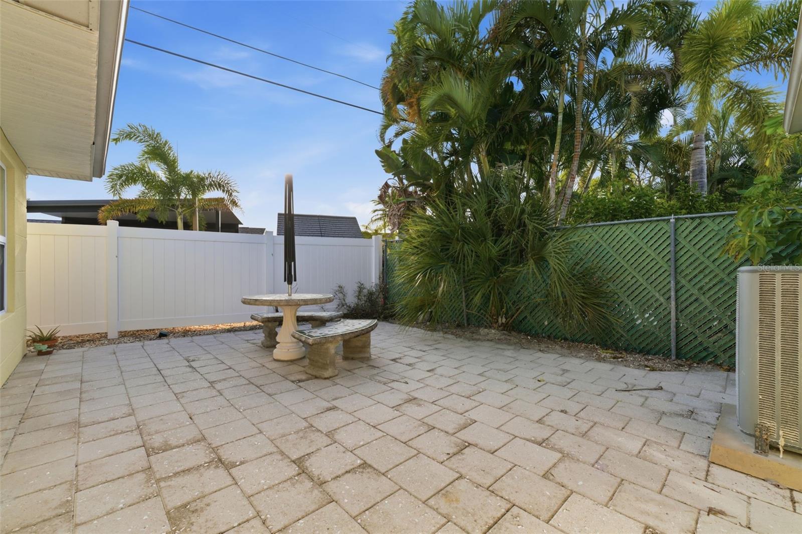 Listing photo id 4 for 1350 Holiday Drive