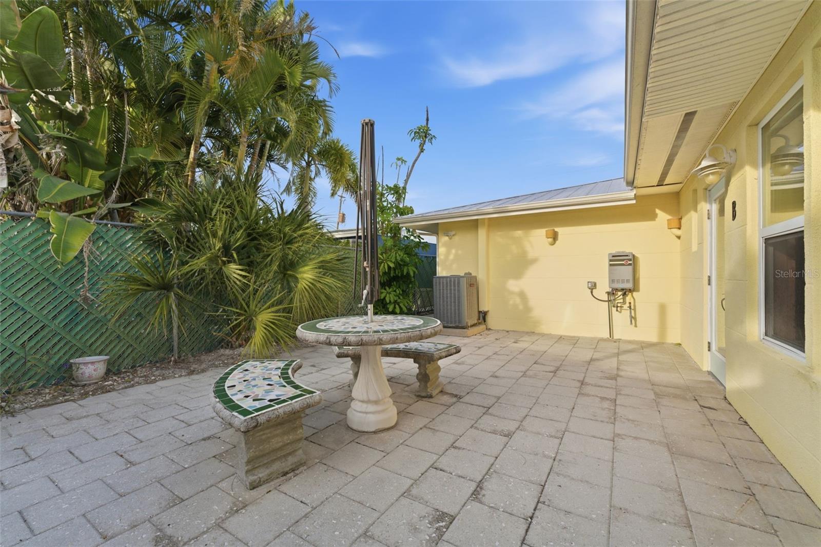 Listing photo id 5 for 1350 Holiday Drive