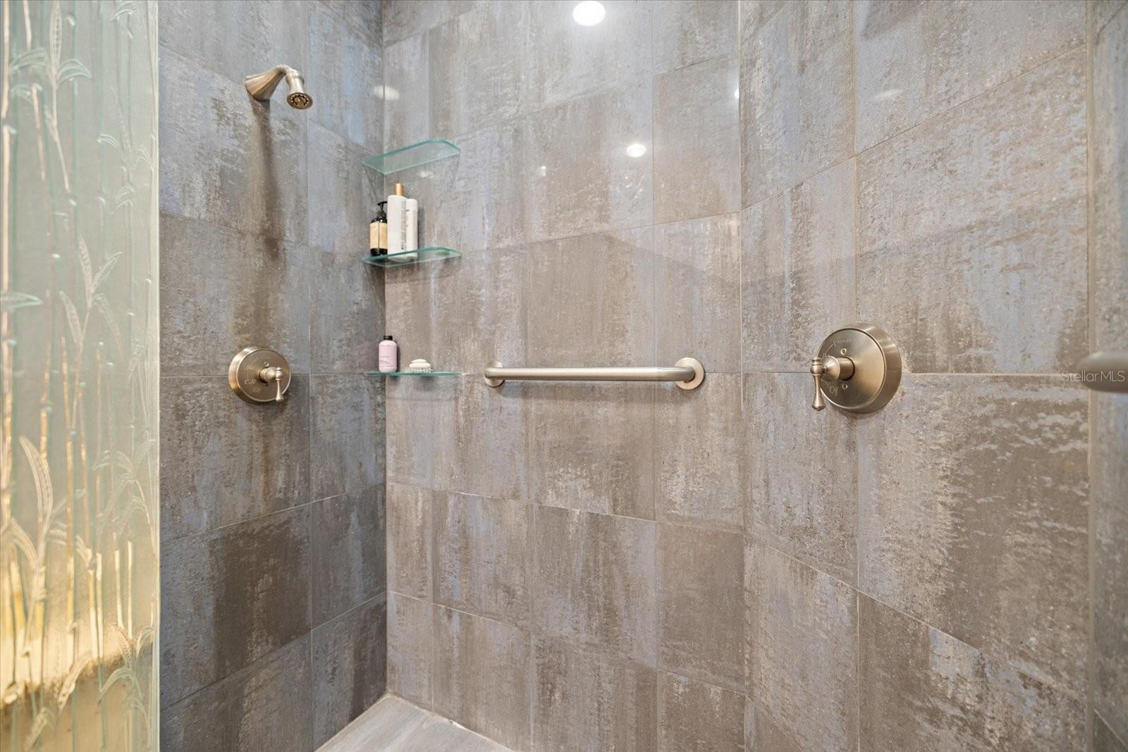 Image 21 of 47 For 601 Menendez Street