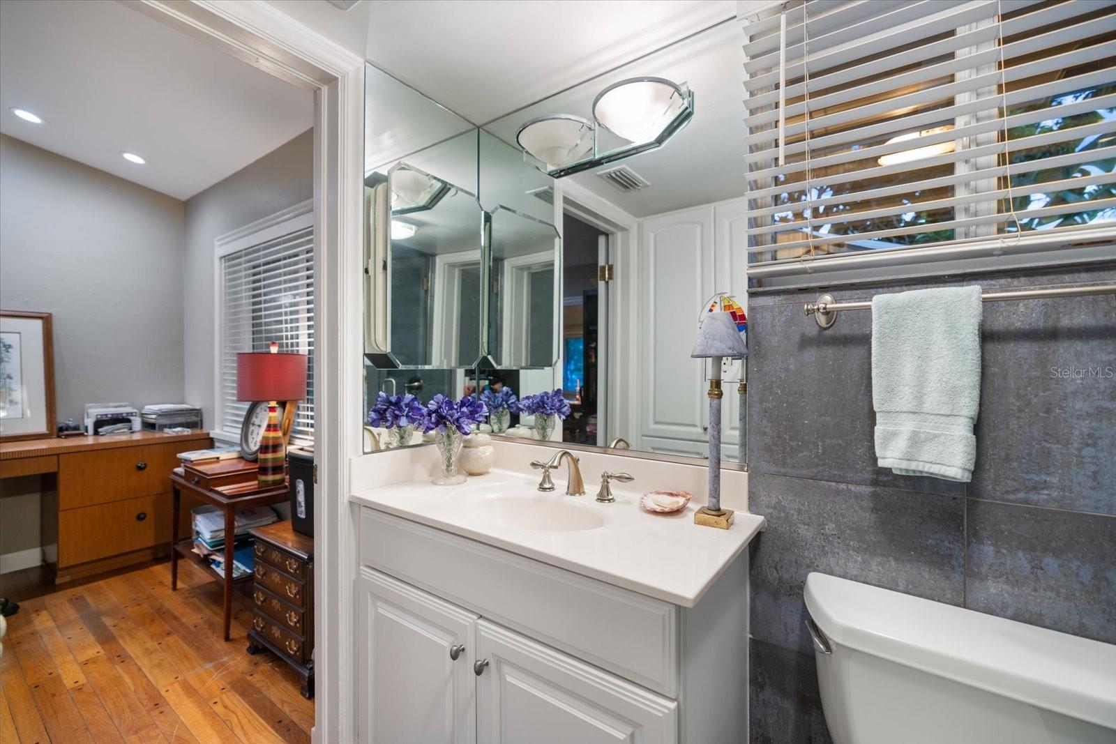 Image 25 of 47 For 601 Menendez Street