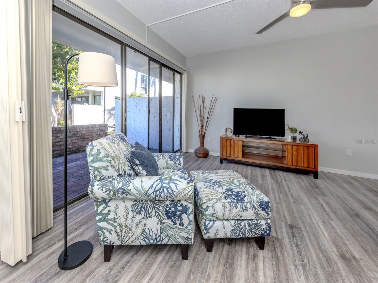 Image 14 of 60 For 1555 Tarpon Center Drive 140