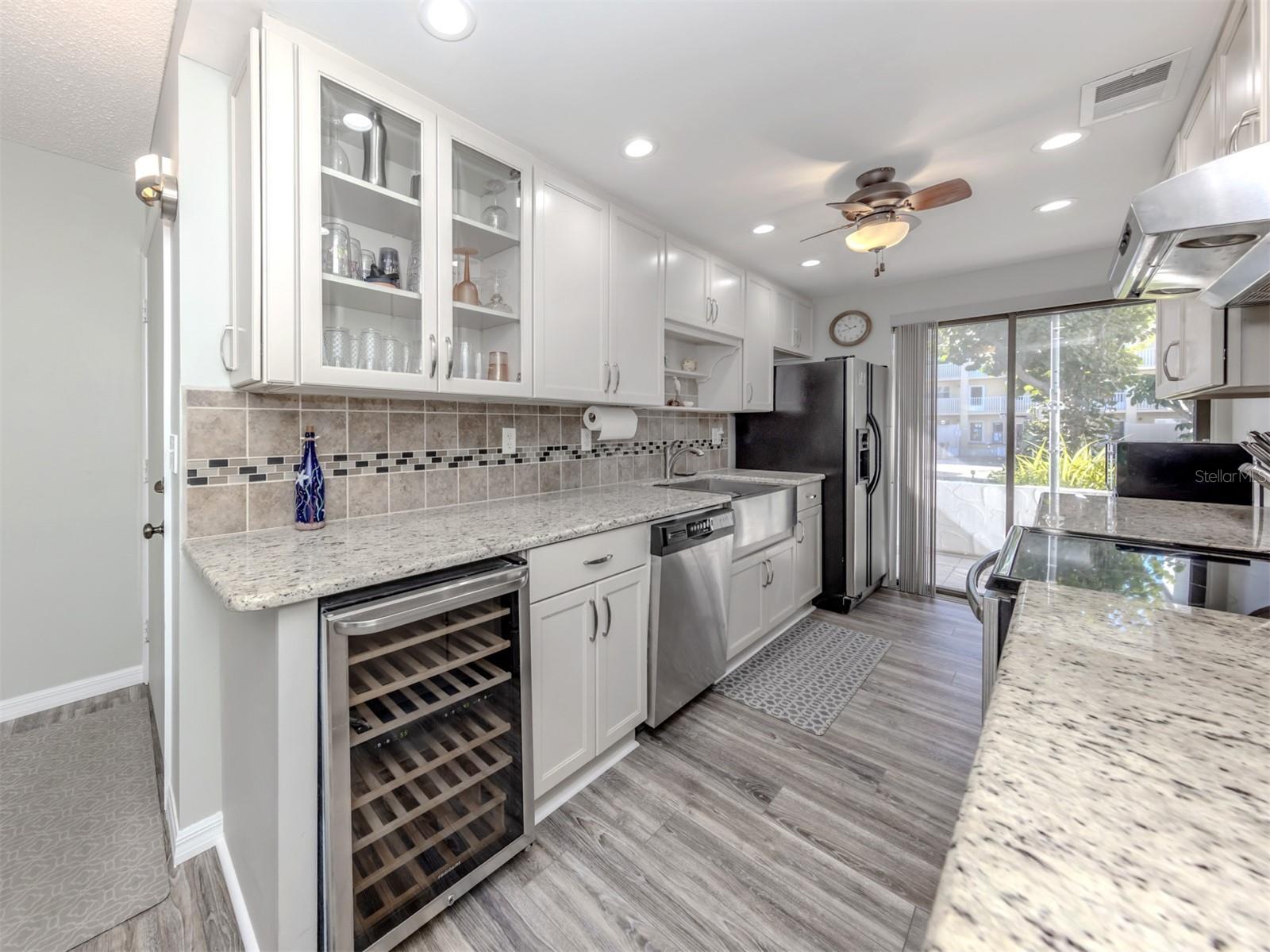 Image 6 of 60 For 1555 Tarpon Center Drive 140