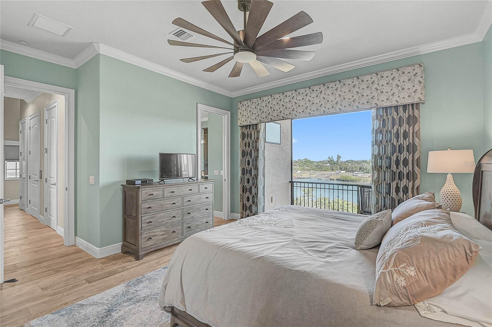 Image 38 of 85 For 205 Venice Avenue