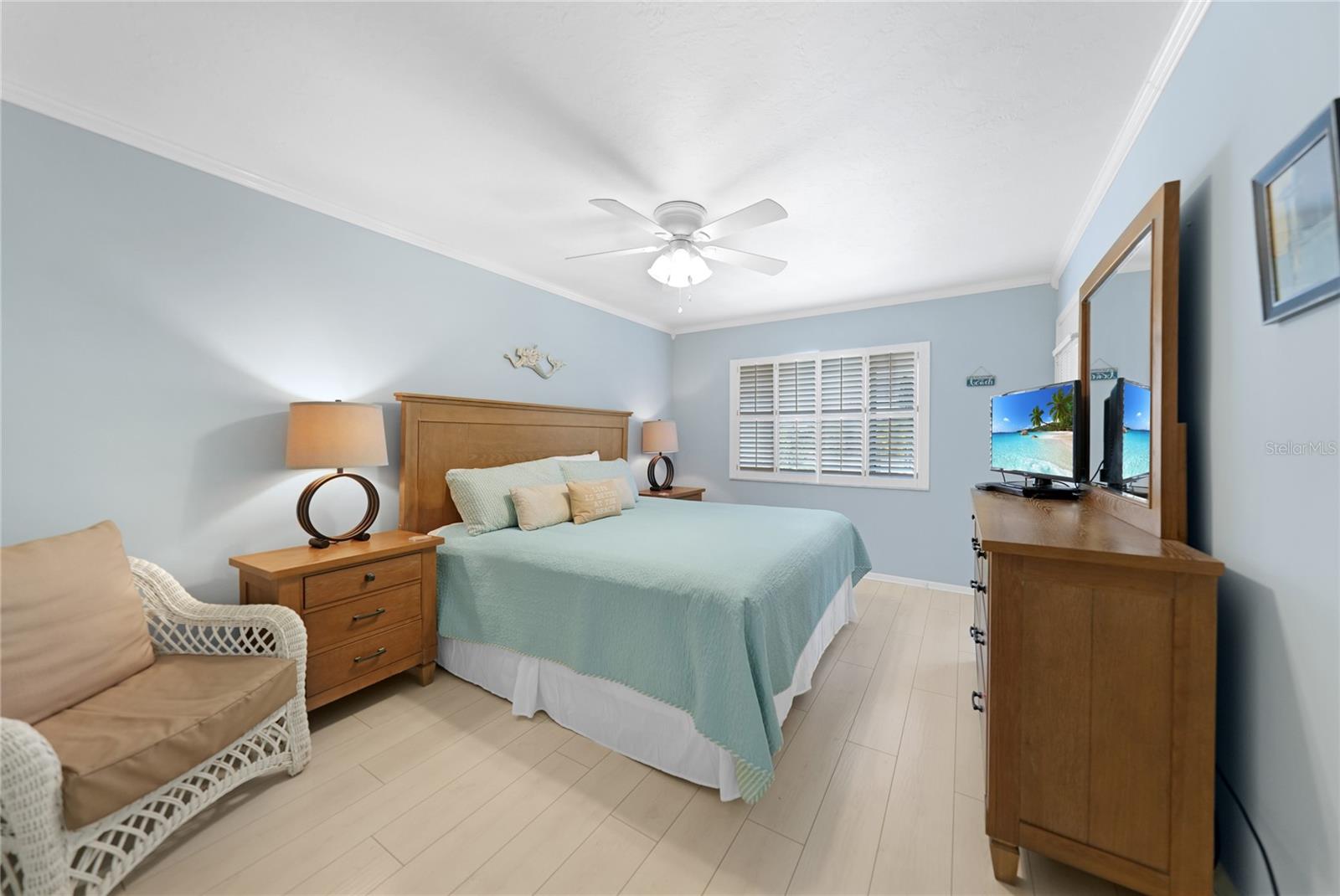 Image 18 of 50 For 1636 Stickney Point Road 36-201