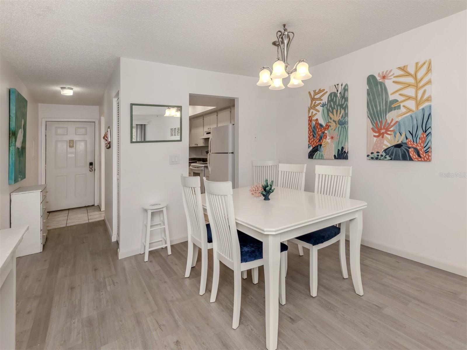 Image 10 of 75 For 533 Parkdale Mews 533