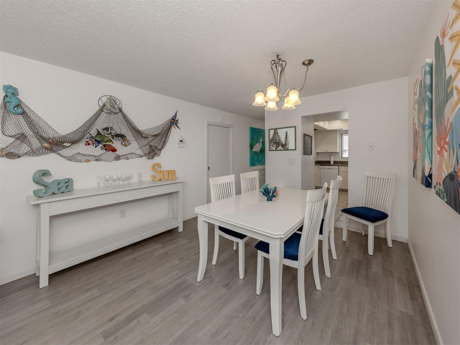 Image 11 of 75 For 533 Parkdale Mews 533