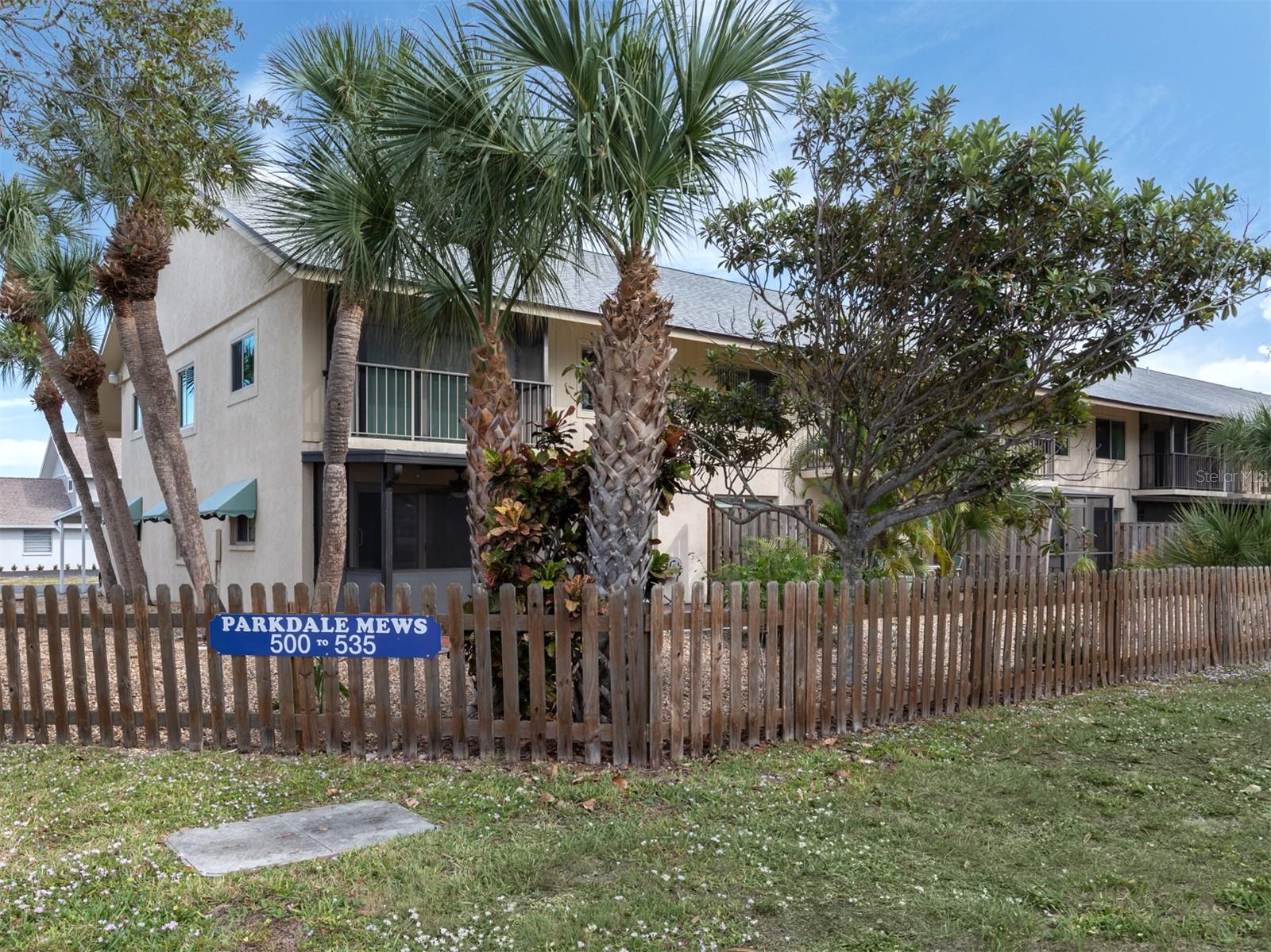 Image 24 of 75 For 533 Parkdale Mews 533