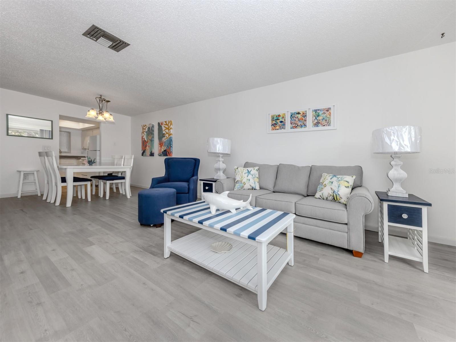 Image 6 of 75 For 533 Parkdale Mews 533