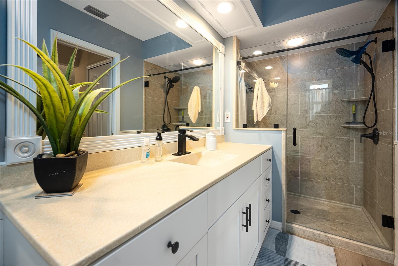 Image 25 of 68 For 9314 Lucian  