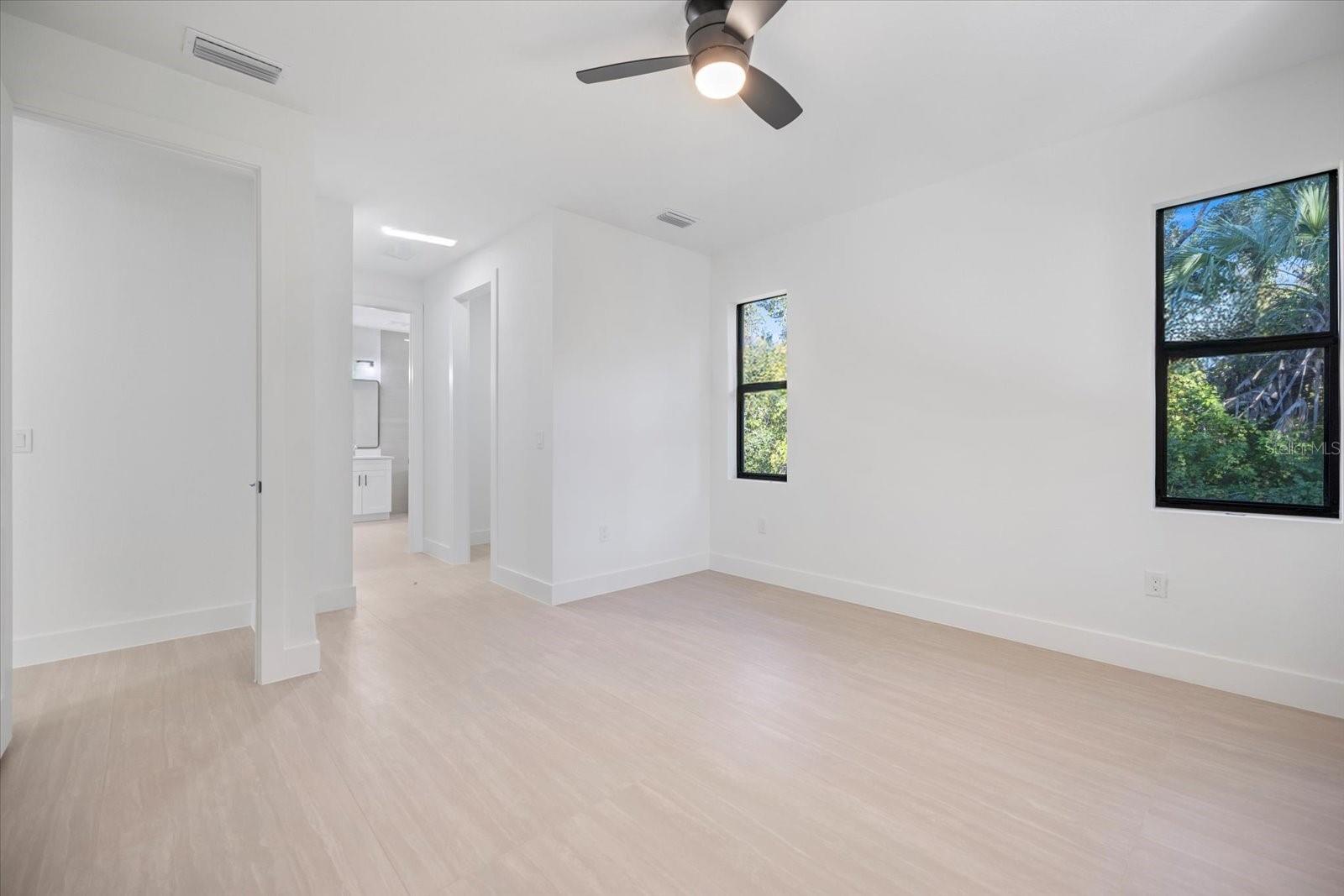 Listing photo id 10 for 211 Cougar Way