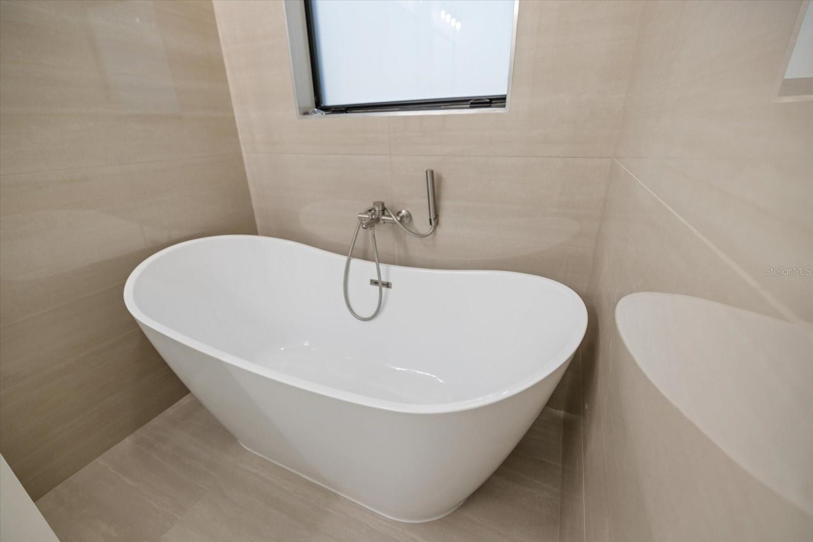 Listing photo id 13 for 211 Cougar Way