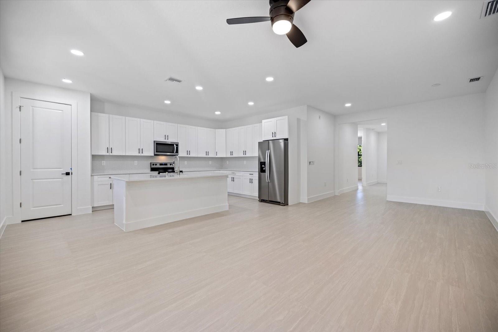 Listing photo id 2 for 211 Cougar Way