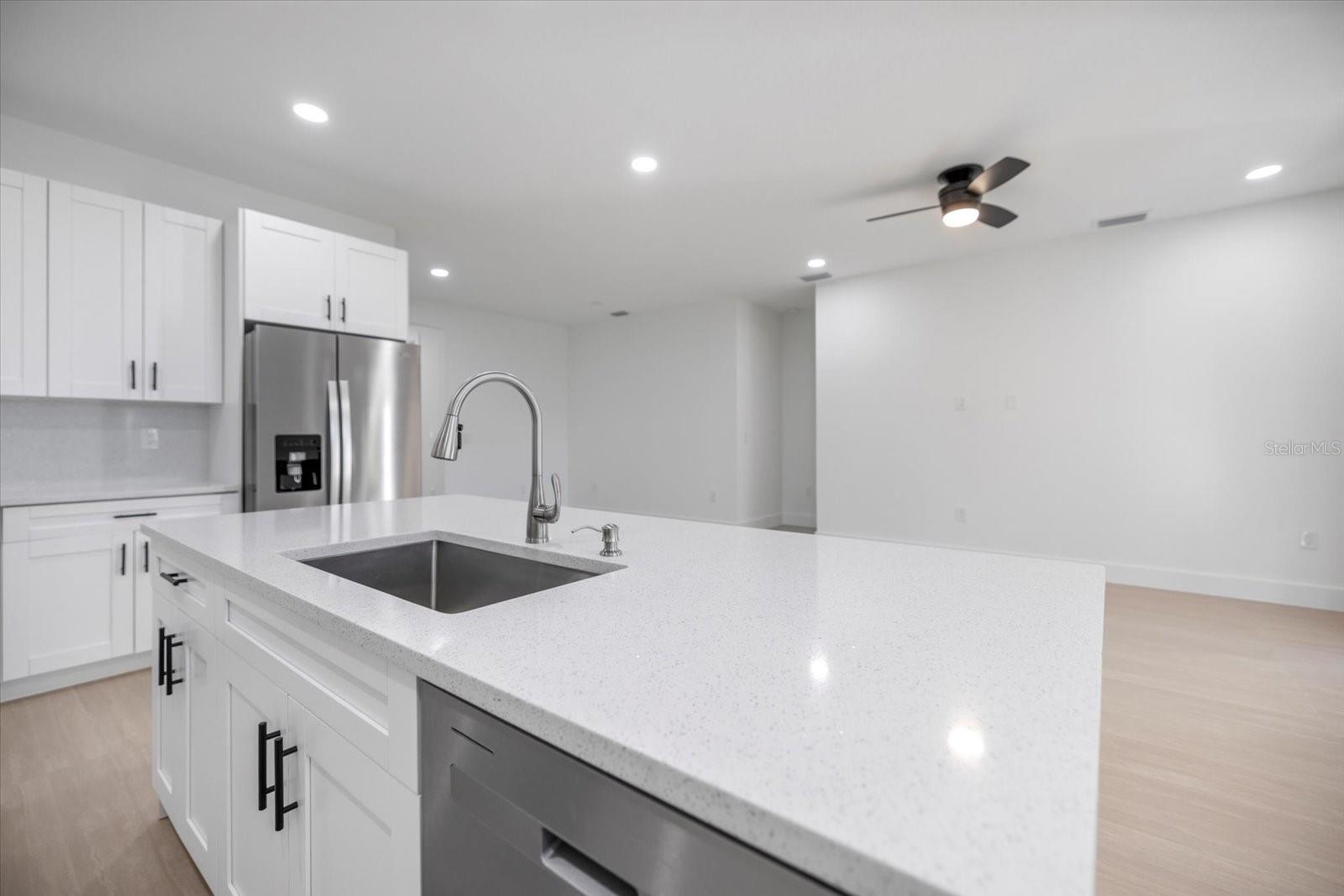 Listing photo id 5 for 211 Cougar Way