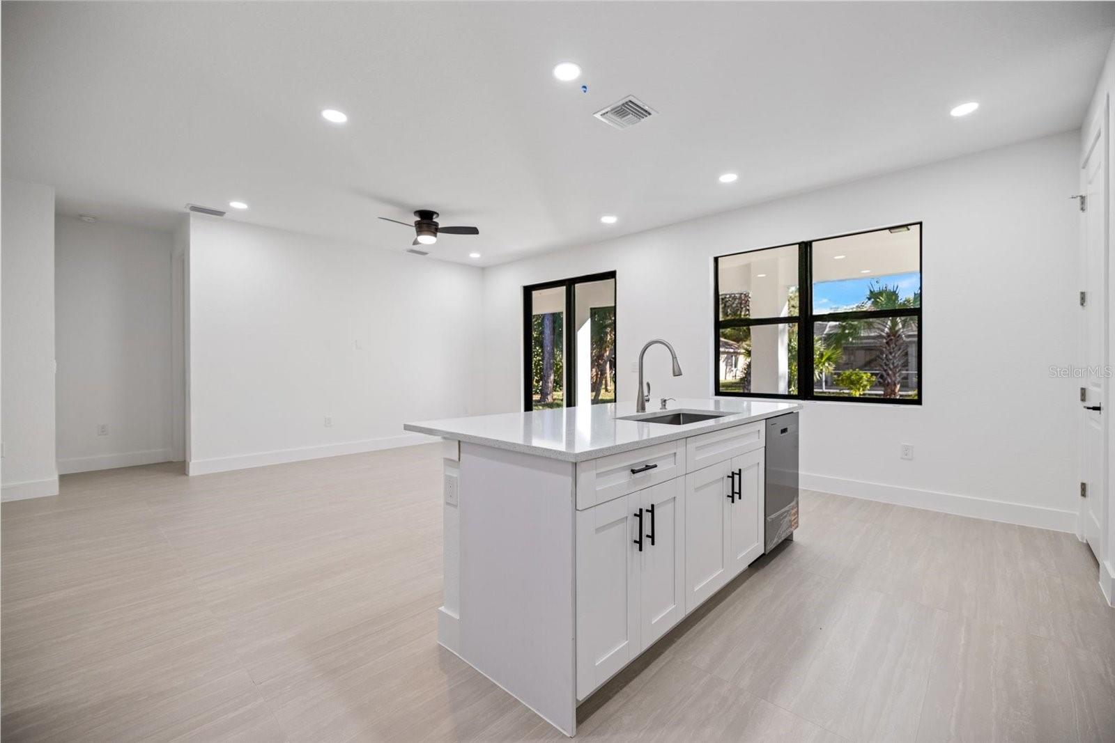 Listing photo id 7 for 211 Cougar Way