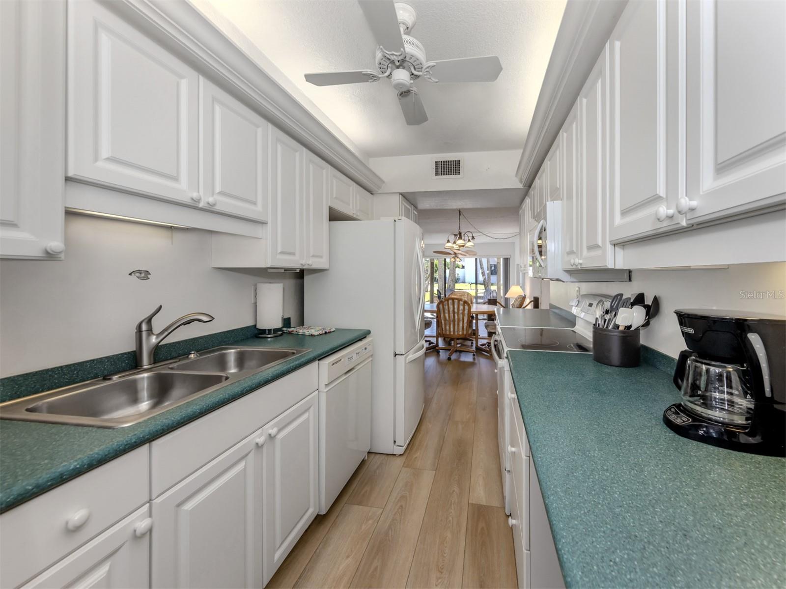 Image 19 of 58 For 1555 Tarpon Center Drive 132