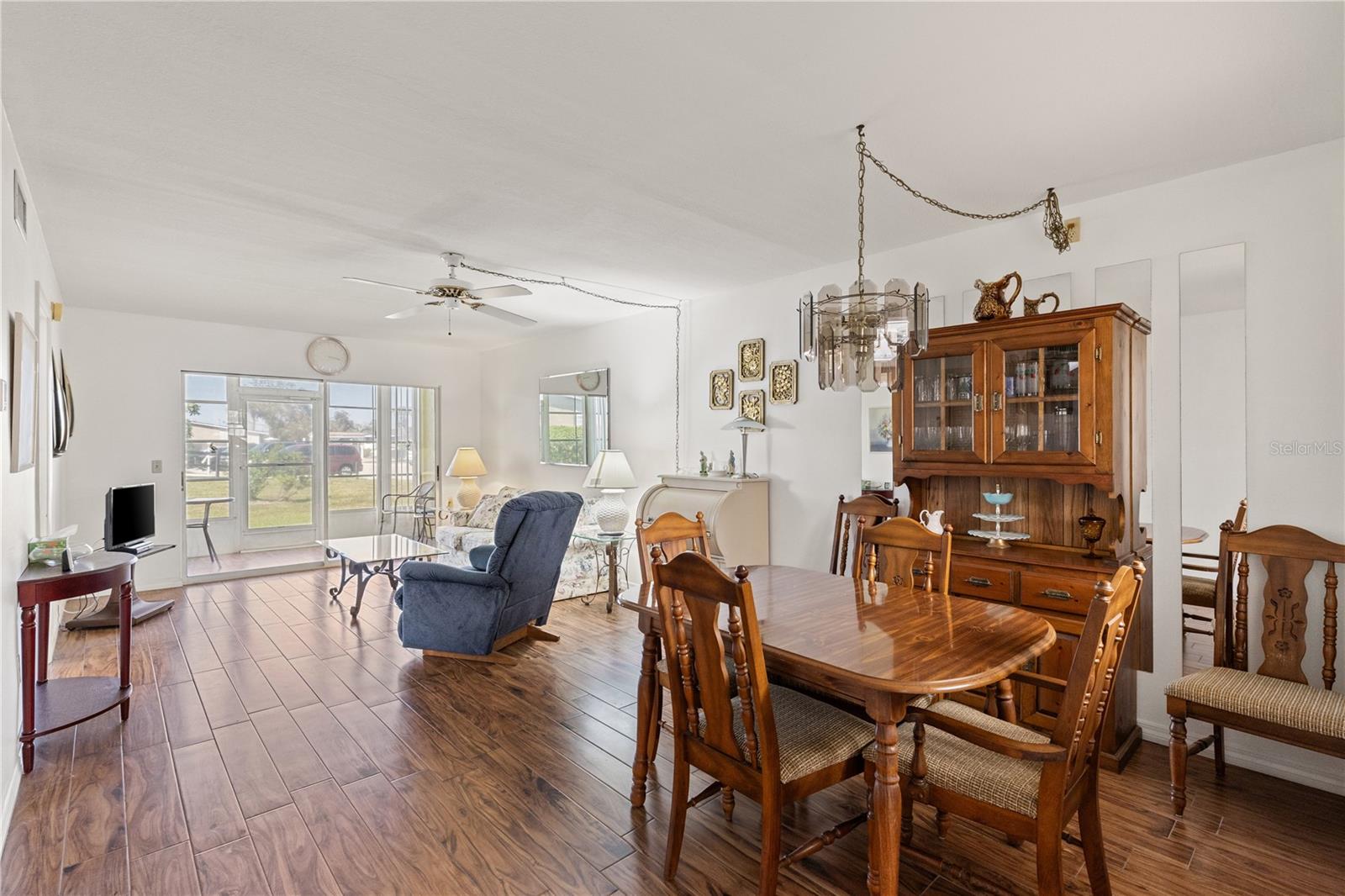 Image 11 of 33 For 942 Capri Isles Boulevard 105