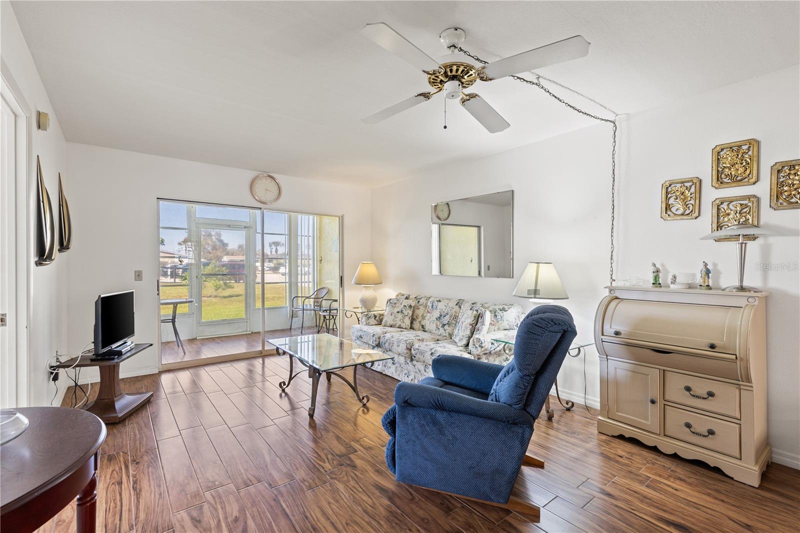 Image 14 of 33 For 942 Capri Isles Boulevard 105