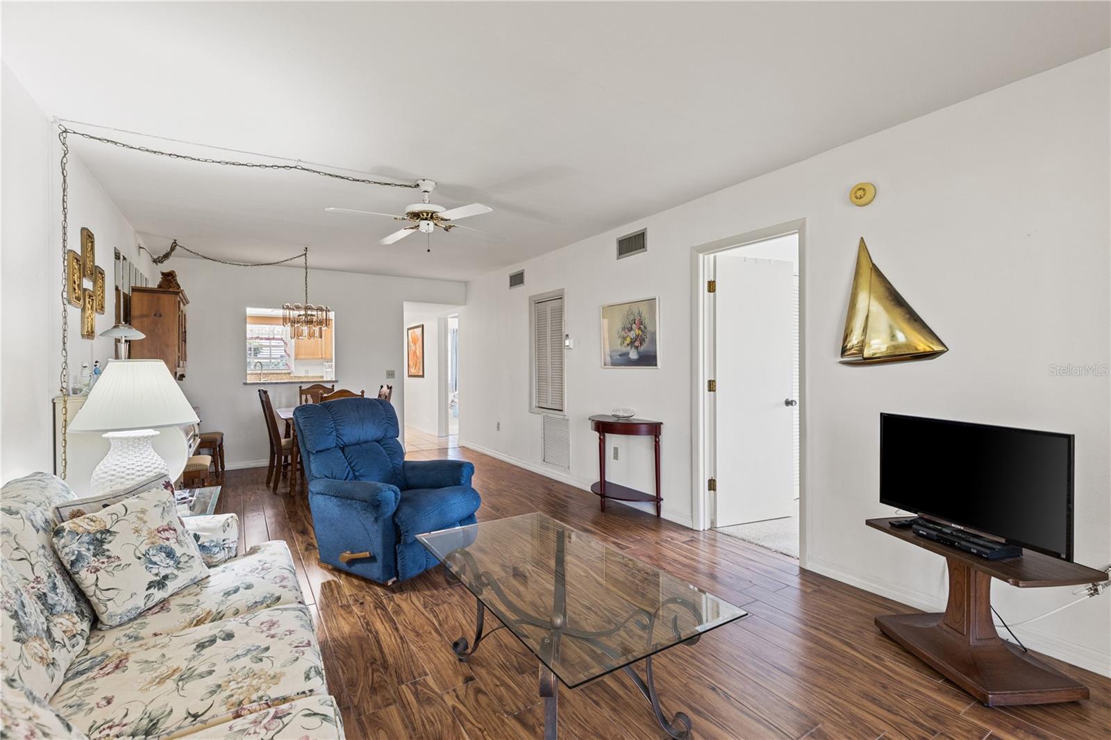 Image 16 of 33 For 942 Capri Isles Boulevard 105