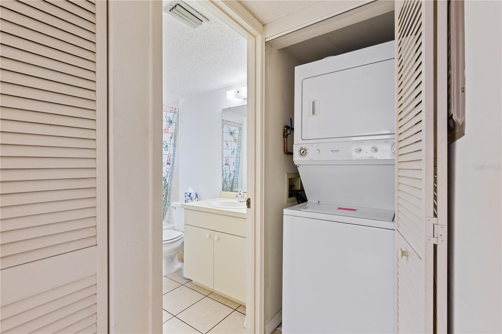 Image 24 of 33 For 942 Capri Isles Boulevard 105