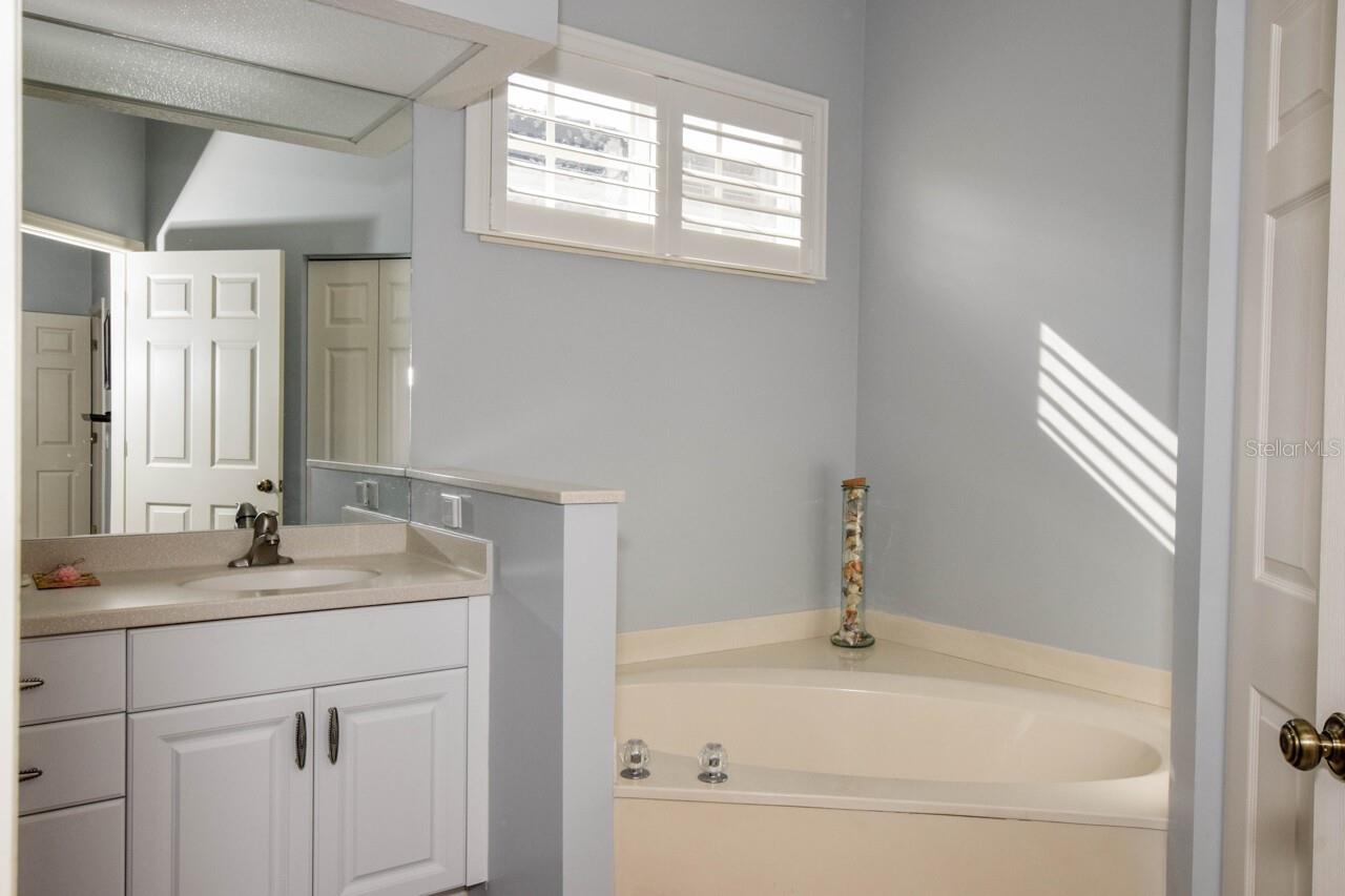 Image 17 of 63 For 834 Montrose Drive 9