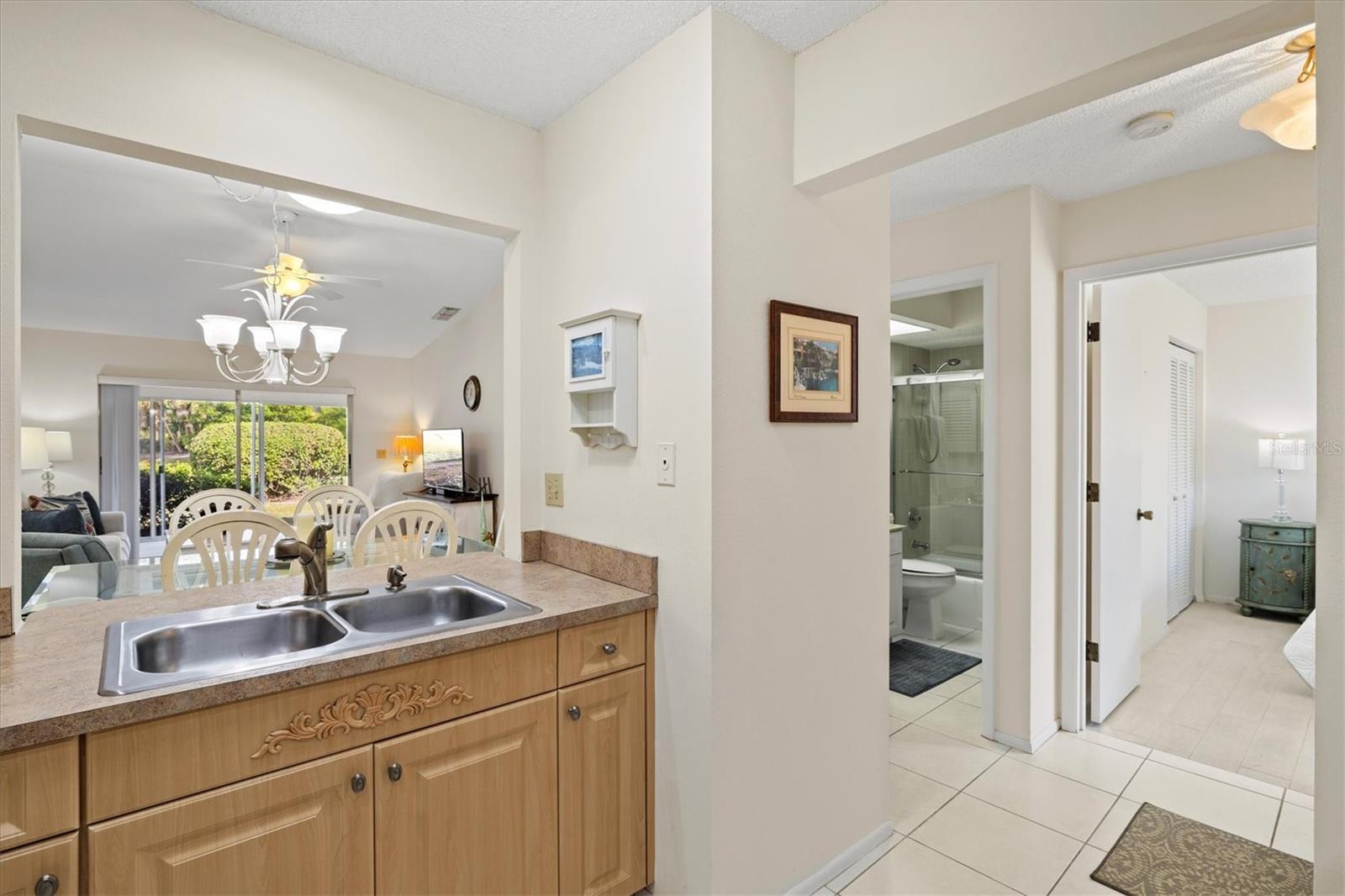 Image 12 of 75 For 608 Pinebrook Crescent 8