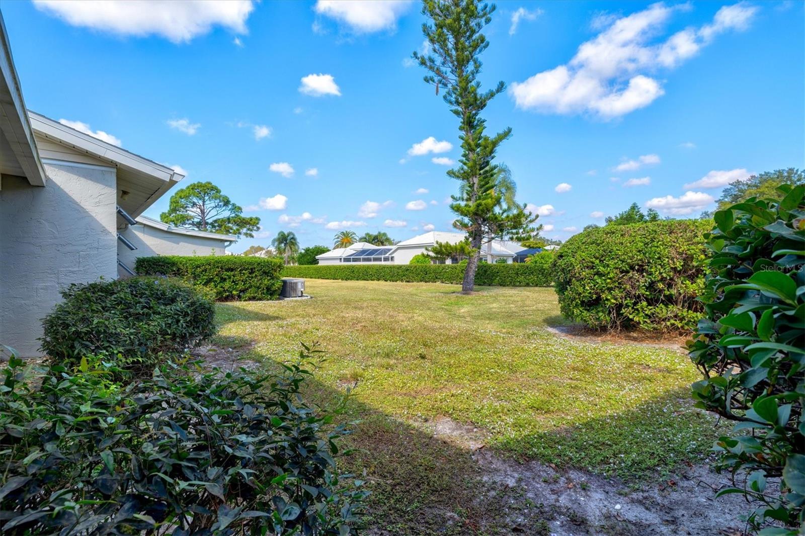 Image 34 of 75 For 608 Pinebrook Crescent 8