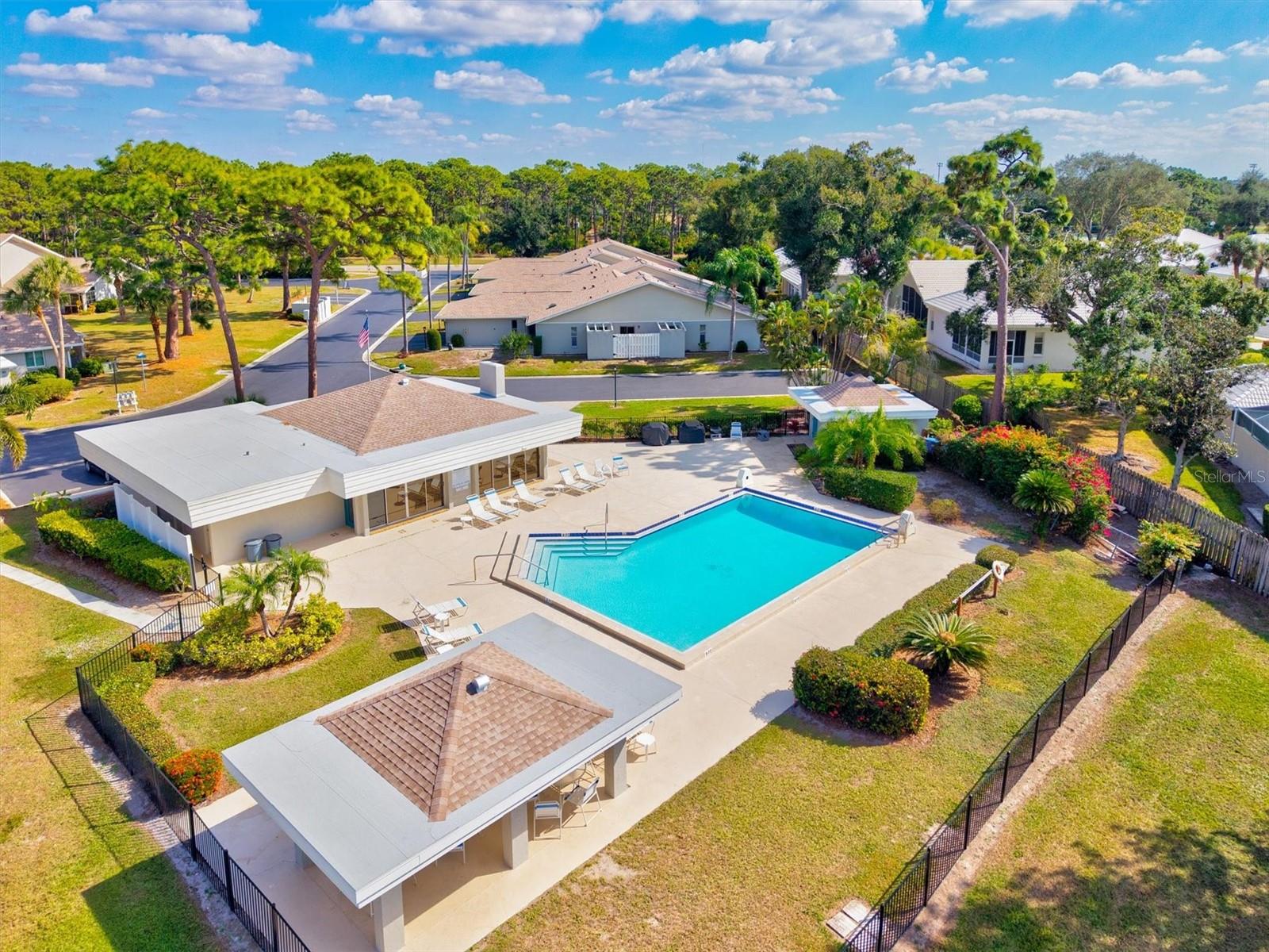 Image 50 of 75 For 608 Pinebrook Crescent 8