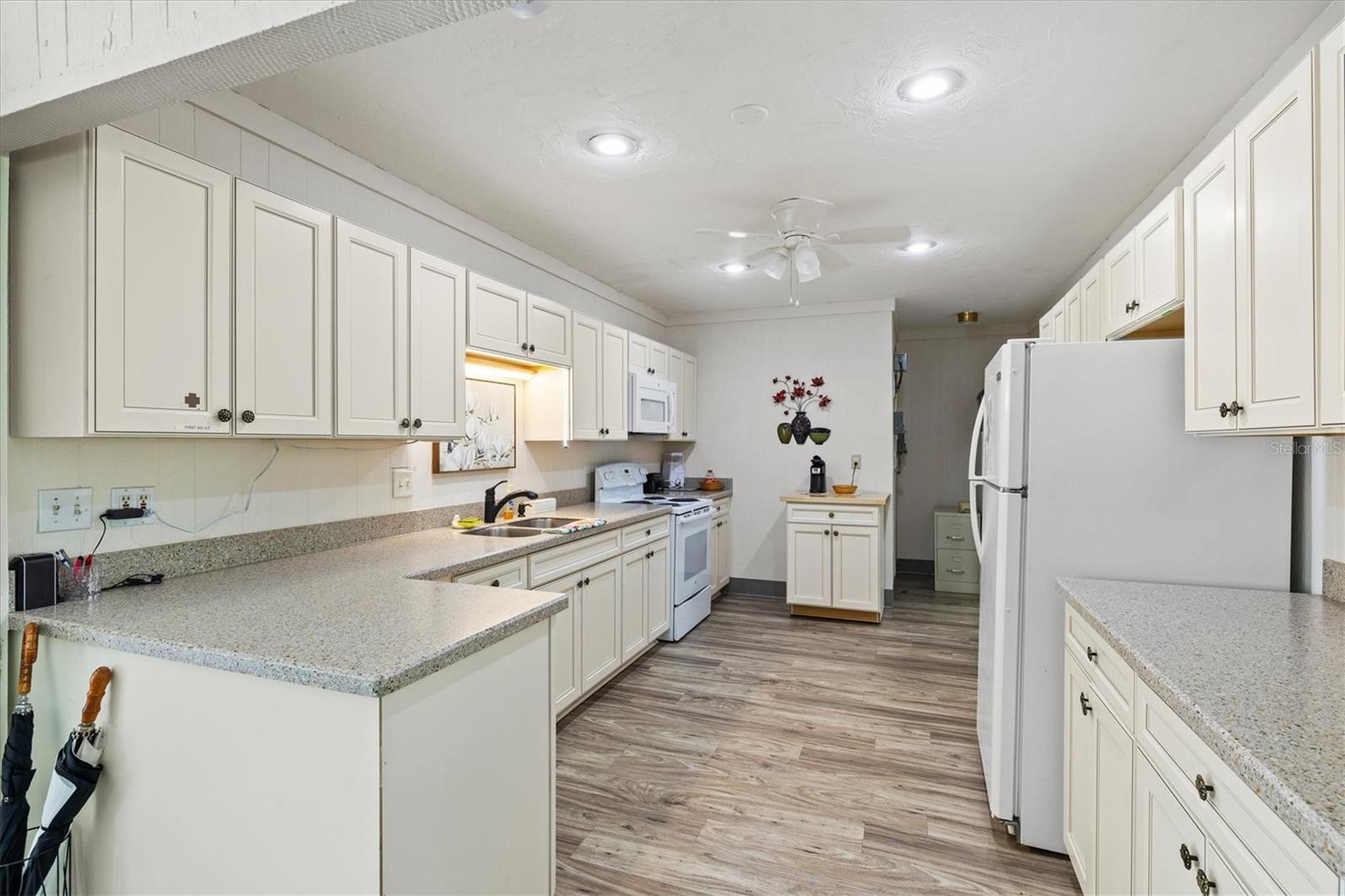 Image 55 of 75 For 608 Pinebrook Crescent 8