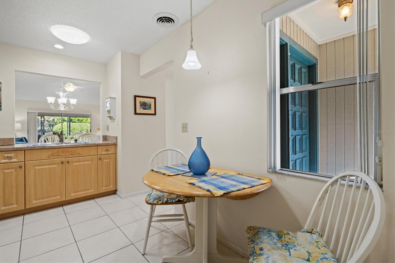 Image 8 of 75 For 608 Pinebrook Crescent 8