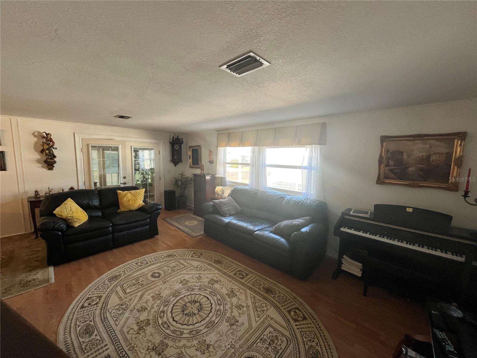 Image 12 of 52 For 922 Cortina Boulevard