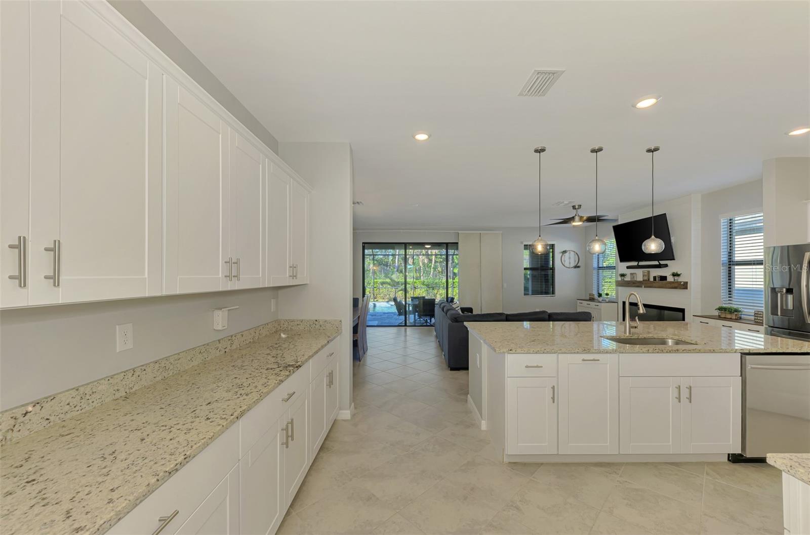 Image 10 of 66 For 15952 Honey Suckle Street