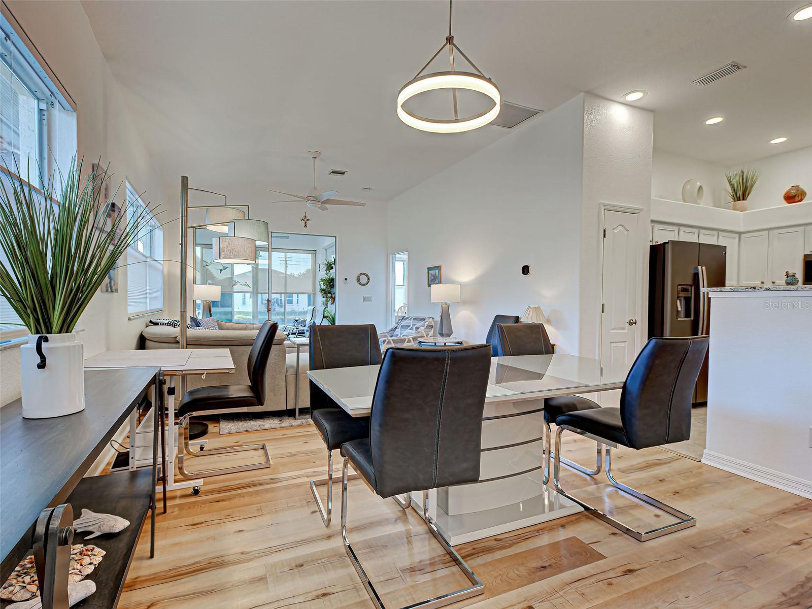 Image 7 of 53 For 1749 Fountain View Circle