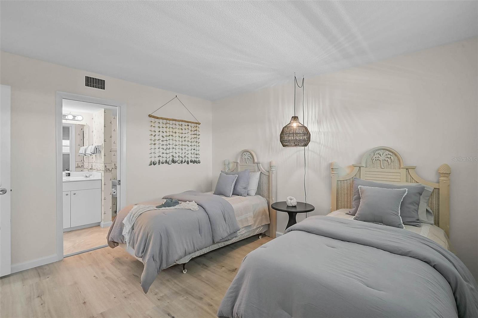 Image 21 of 62 For 950 Tarpon Center Drive 305