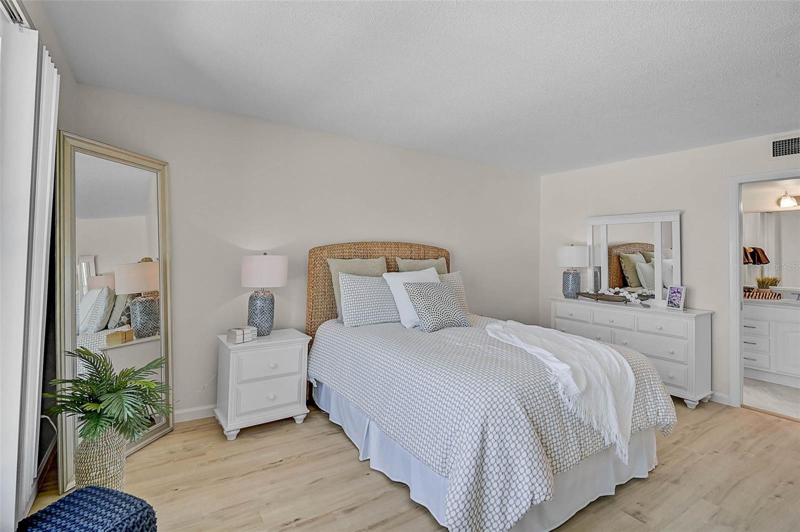 Image 26 of 62 For 950 Tarpon Center Drive 305