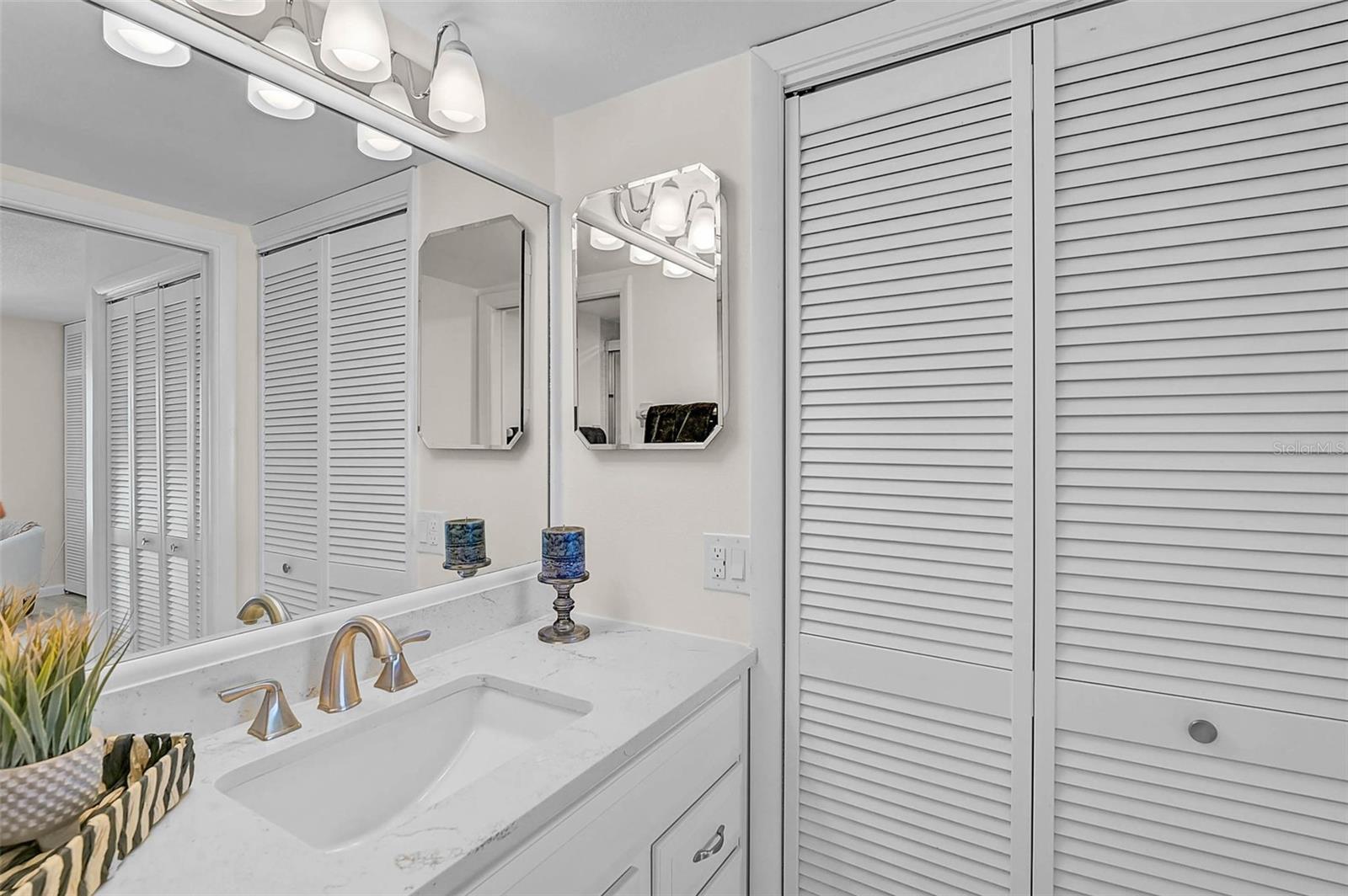 Image 28 of 62 For 950 Tarpon Center Drive 305