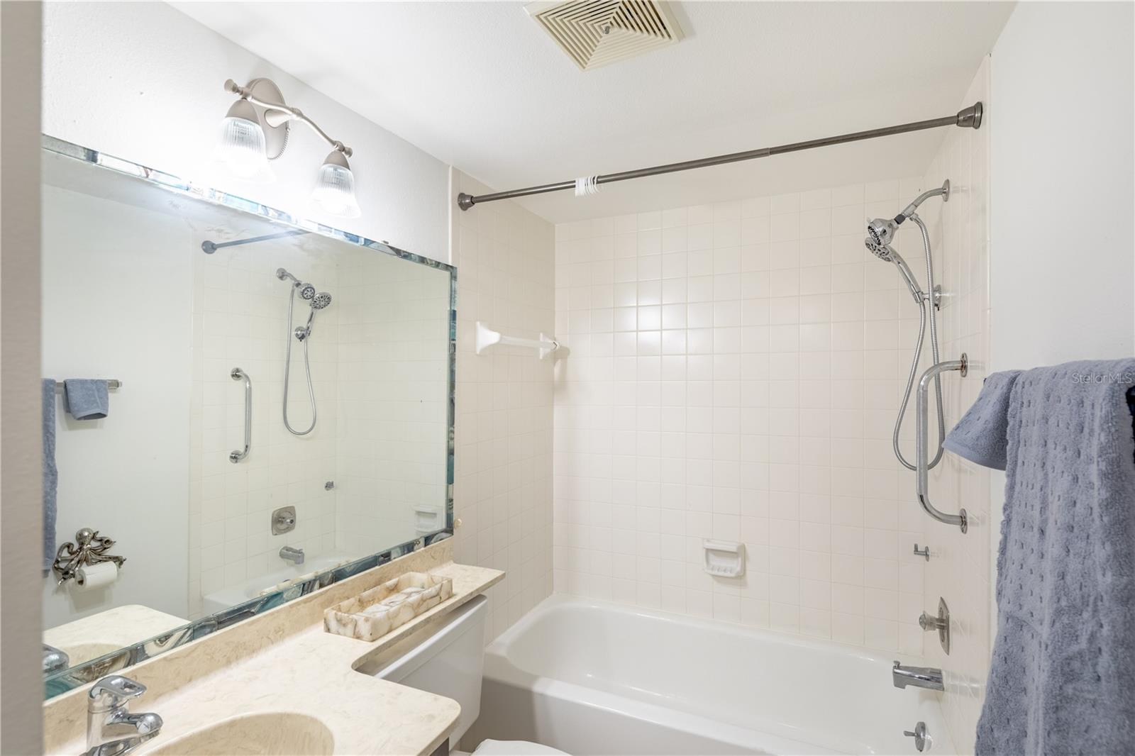 Image 19 of 27 For 886 Bird Bay Way 206