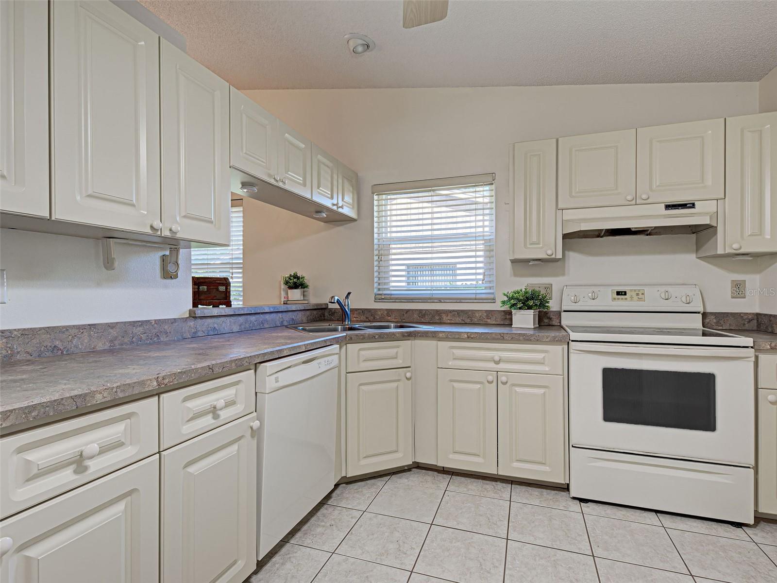 Image 15 of 75 For 1817 Curry Avenue 57