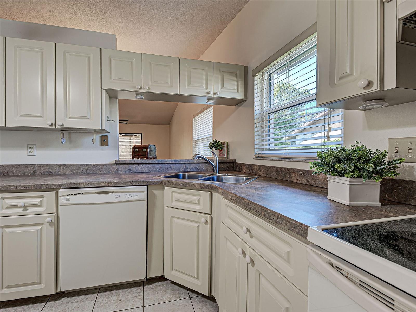 Image 16 of 75 For 1817 Curry Avenue 57