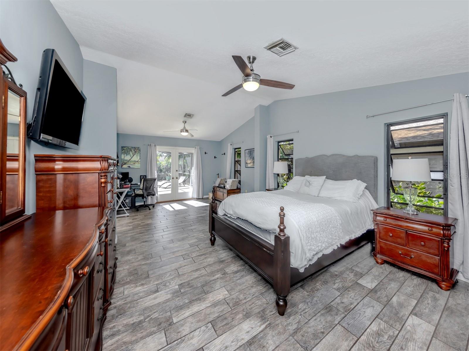 Image 14 of 76 For 1215 Paradise Way