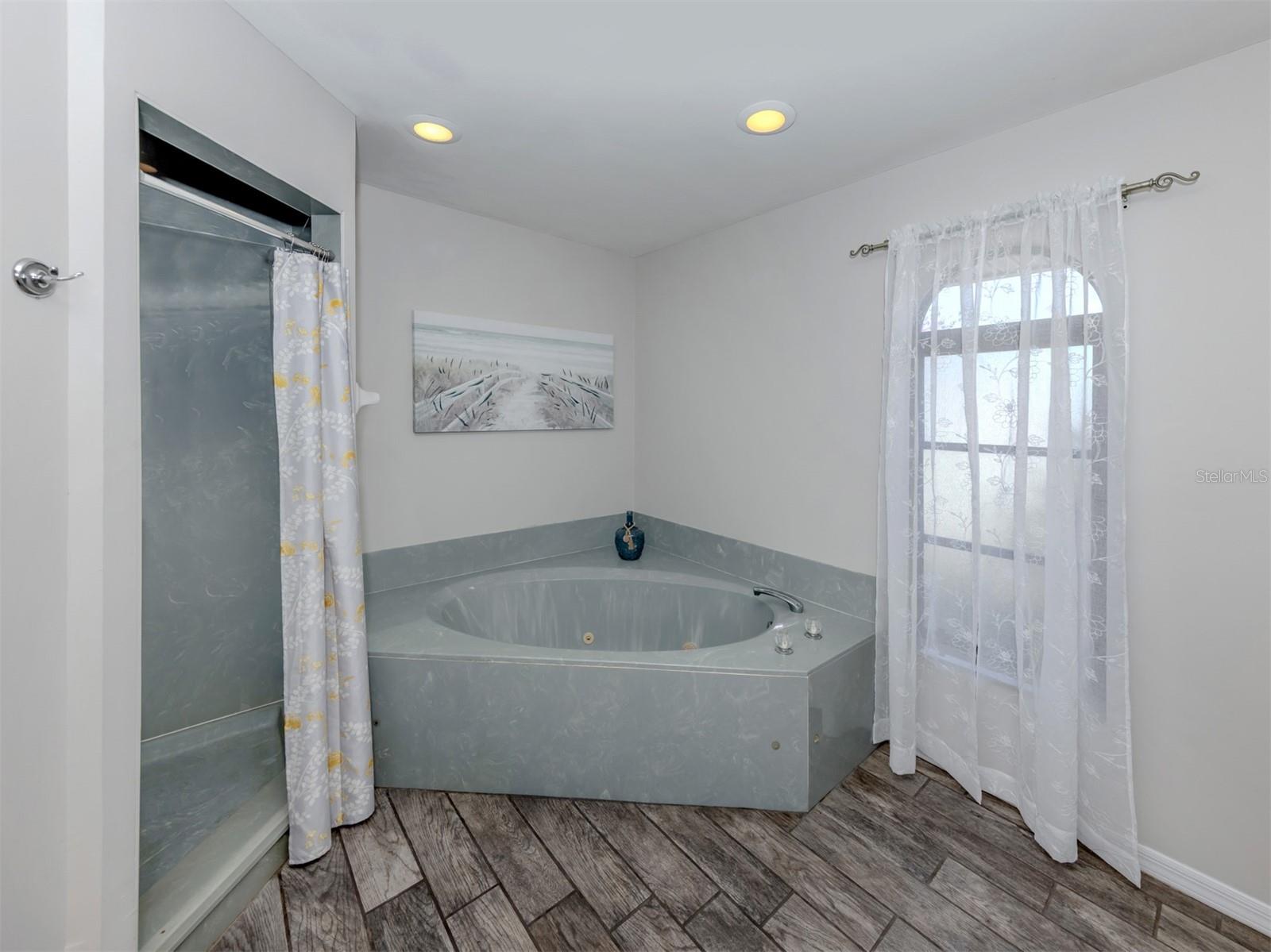 Image 17 of 76 For 1215 Paradise Way