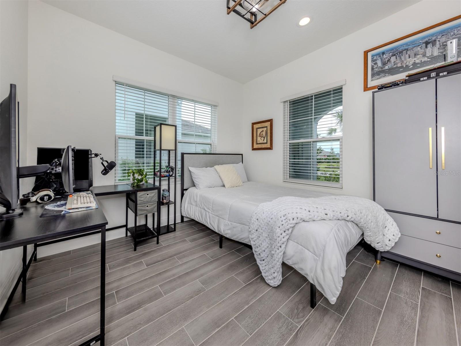 Image 17 of 34 For 18002 Franklin Park Court